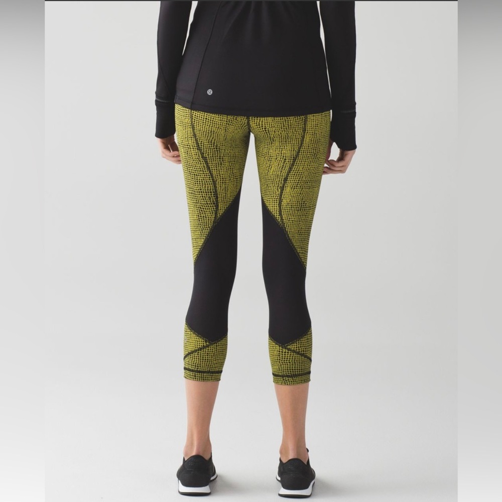 EUC Lululemon Pace Rival Crop Size 4 Fall Net Toxic/Black